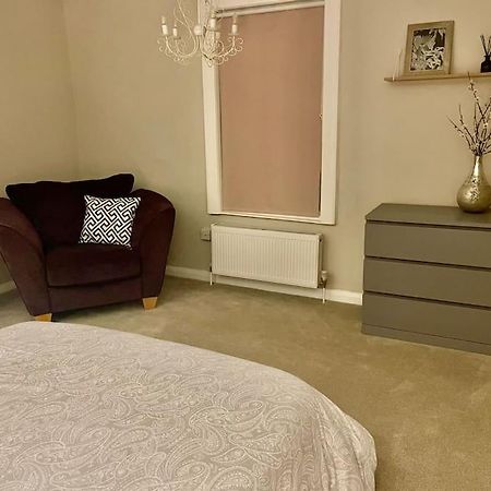 Stylish & Spacious 2 Storey, 3 Bed Apartment Грейвсенд Екстериор снимка