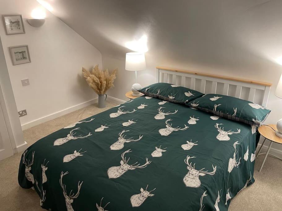 Stylish & Spacious 2 Storey, 3 Bed Apartment Грейвсенд Екстериор снимка