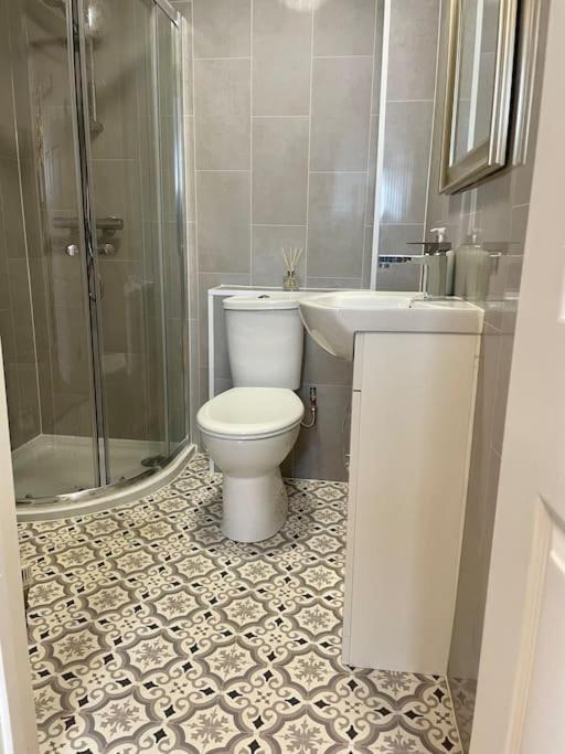 Stylish & Spacious 2 Storey, 3 Bed Apartment Грейвсенд Екстериор снимка