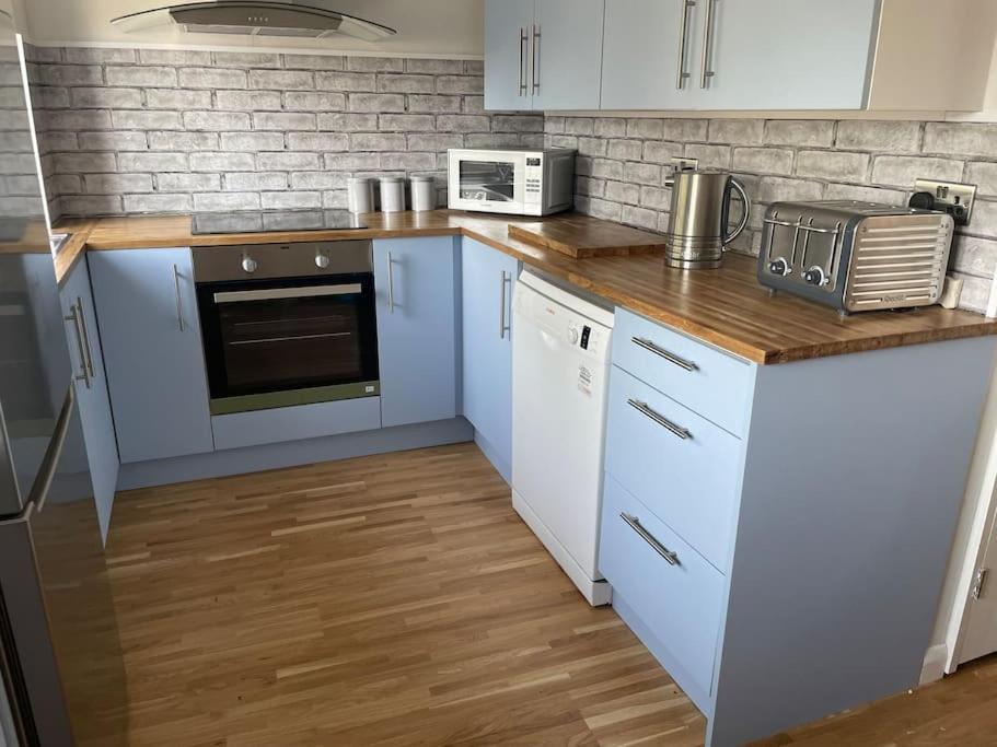 Stylish & Spacious 2 Storey, 3 Bed Apartment Грейвсенд Екстериор снимка