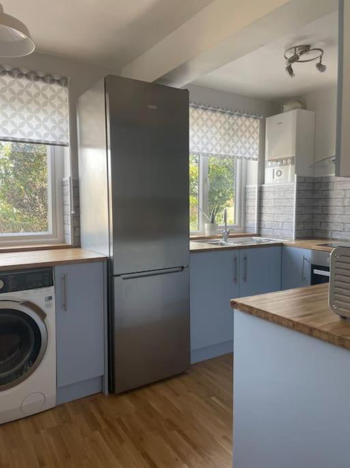 Stylish & Spacious 2 Storey, 3 Bed Apartment Грейвсенд Екстериор снимка