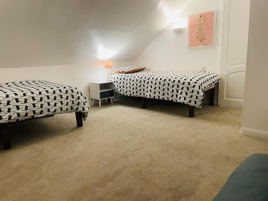 Stylish & Spacious 2 Storey, 3 Bed Apartment Грейвсенд Екстериор снимка